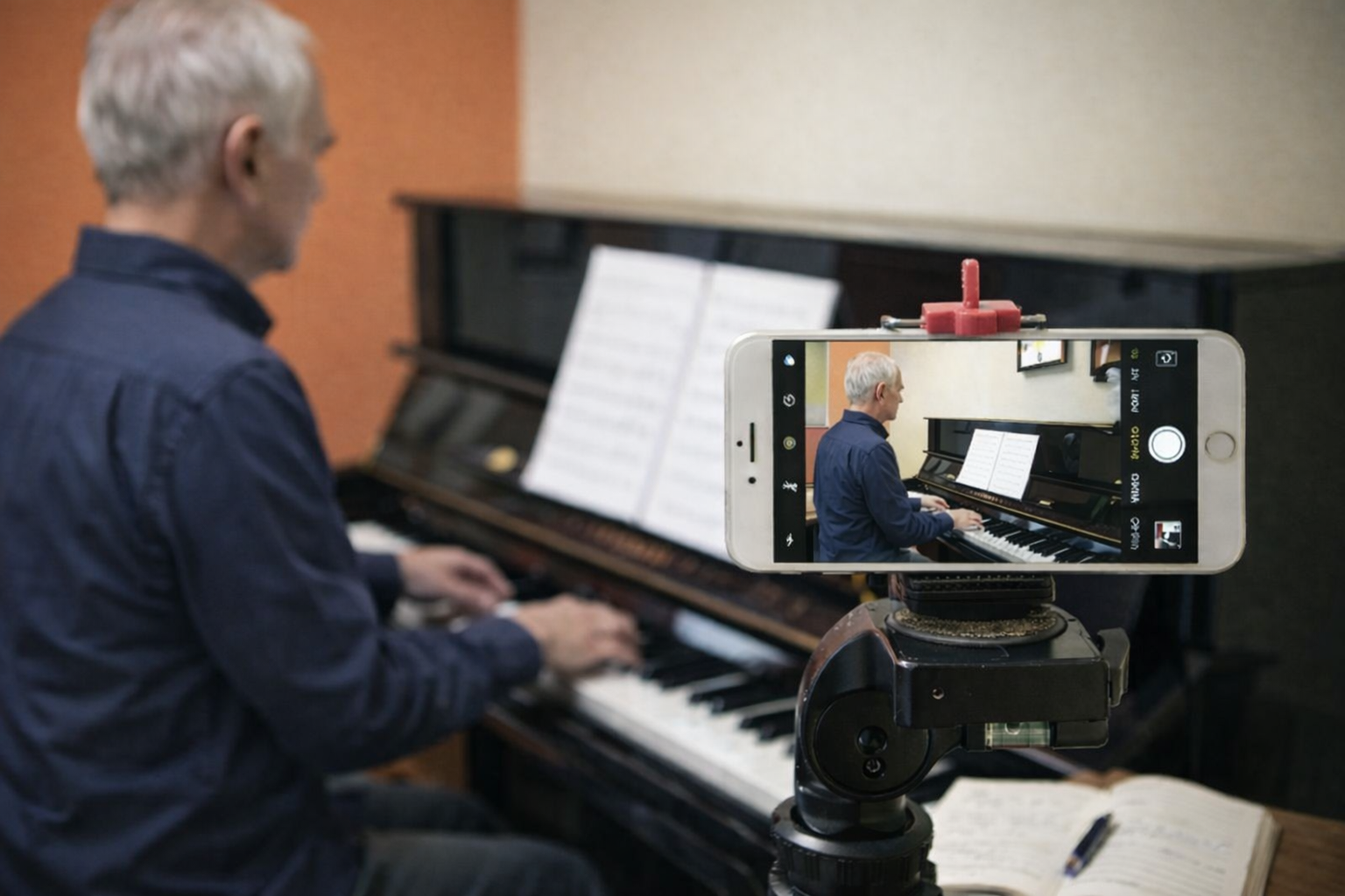 ピアノを練習する男性